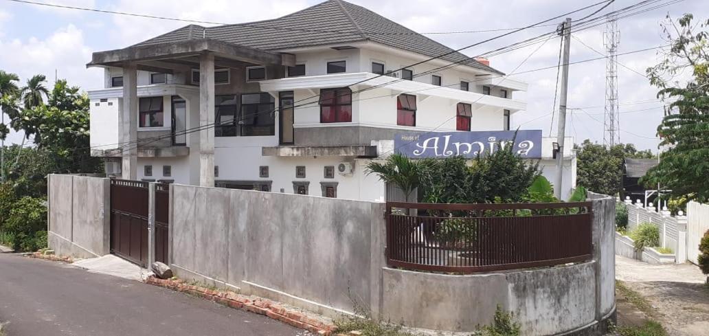 Almira Homestay 잠비 외부 사진