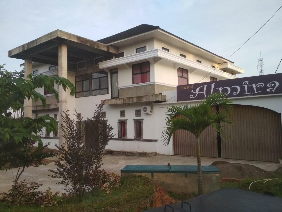 Almira Homestay 잠비 외부 사진